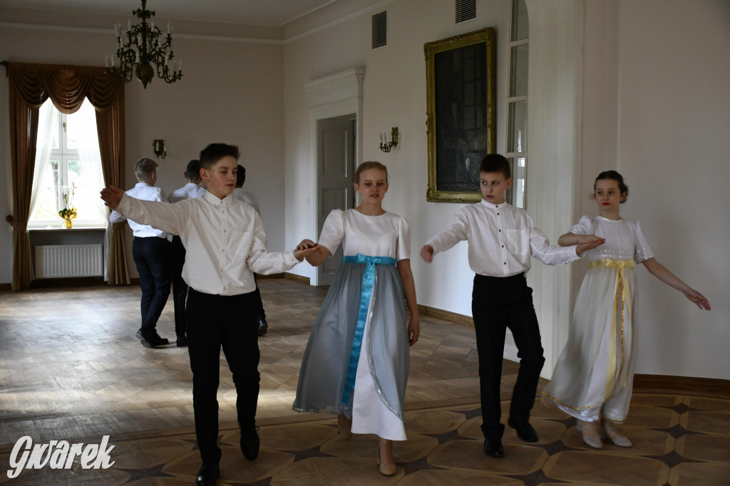 Pół roku prób i polonez uczniów Jedenastki [FOTO]