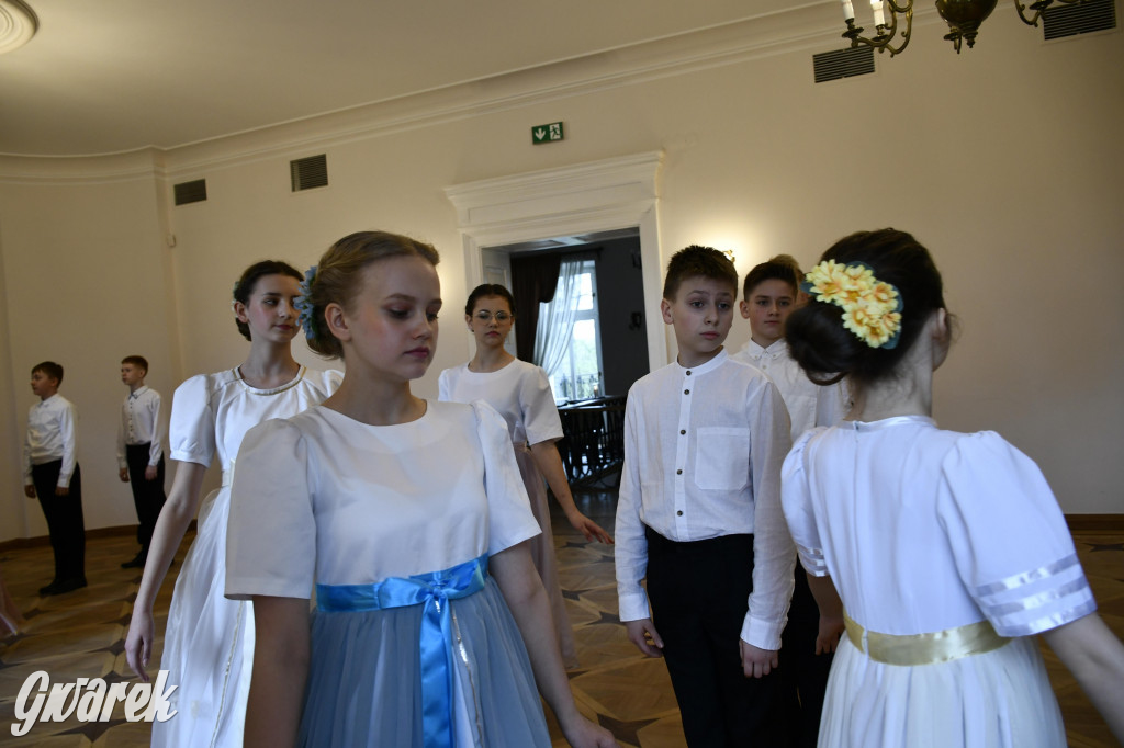 Pół roku prób i polonez uczniów Jedenastki [FOTO]