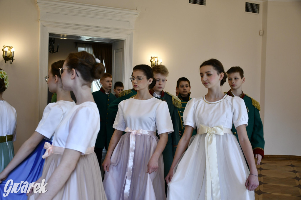 Pół roku prób i polonez uczniów Jedenastki [FOTO]