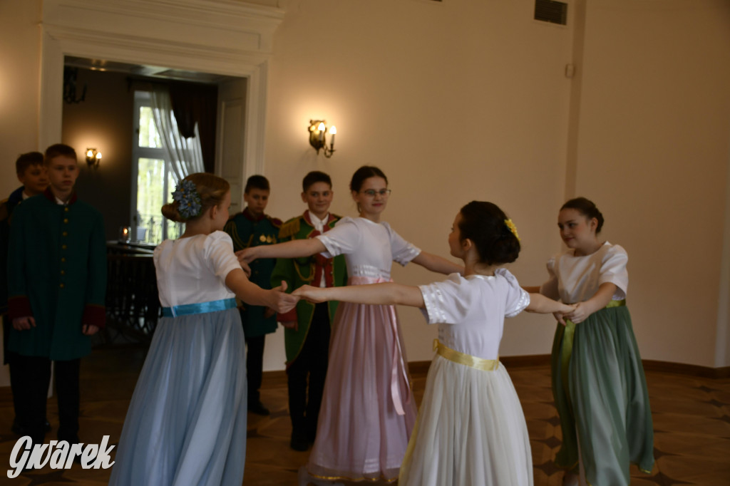 Pół roku prób i polonez uczniów Jedenastki [FOTO]