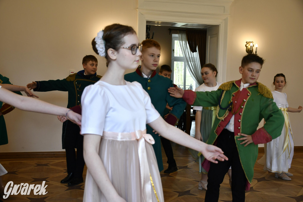 Pół roku prób i polonez uczniów Jedenastki [FOTO]