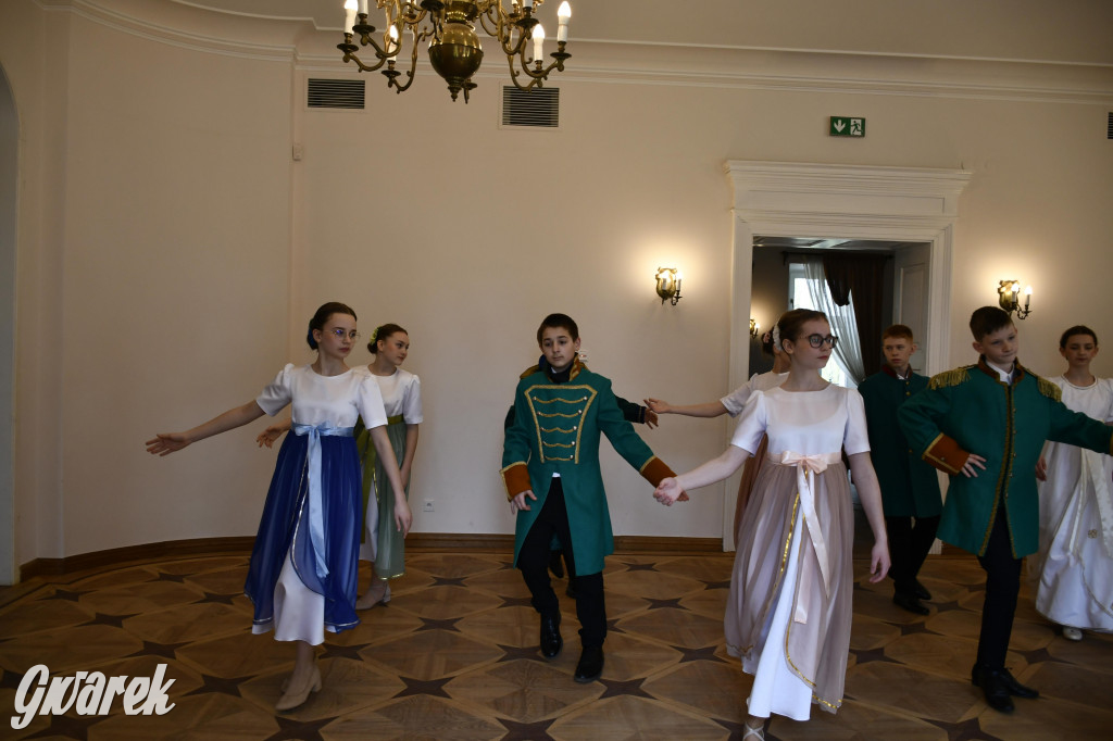 Pół roku prób i polonez uczniów Jedenastki [FOTO]