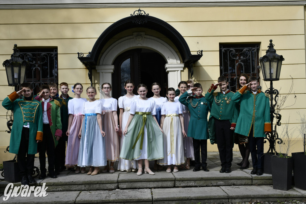 Pół roku prób i polonez uczniów Jedenastki [FOTO]