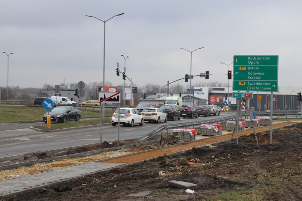 Budują chodnik i ścieżkę rowerową. Uwaga na utrudnienia
