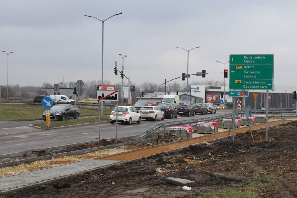 Budują chodnik i ścieżkę rowerową. Uwaga na utrudnienia