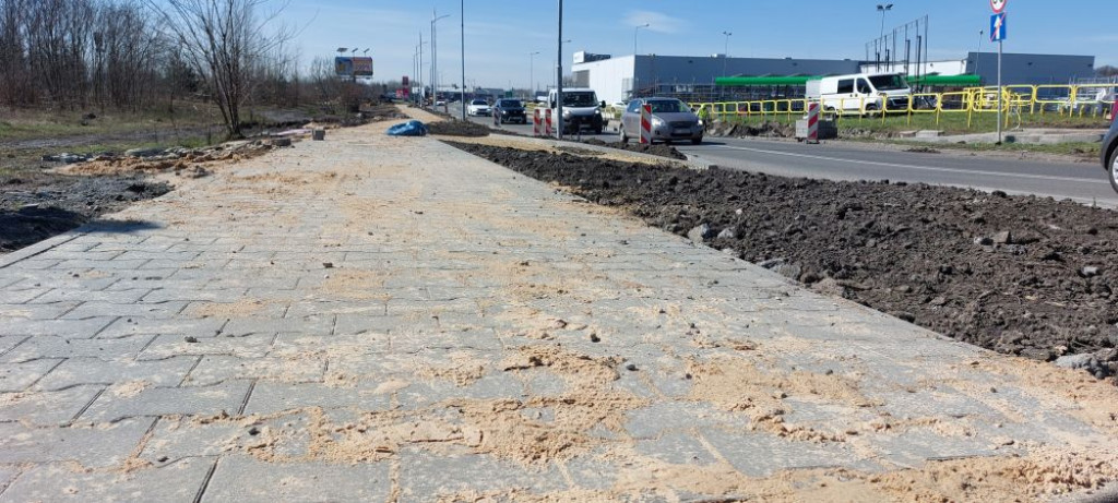 Budują chodnik i ścieżkę rowerową. Uwaga na utrudnienia