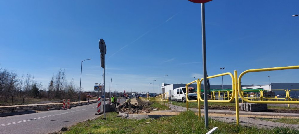 Budują chodnik i ścieżkę rowerową. Uwaga na utrudnienia