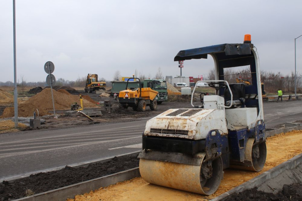 Budują chodnik i ścieżkę rowerową. Uwaga na utrudnienia