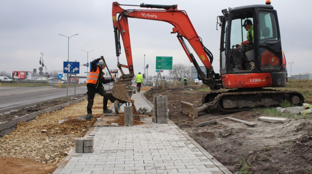 Budują chodnik i ścieżkę rowerową. Uwaga na utrudnienia