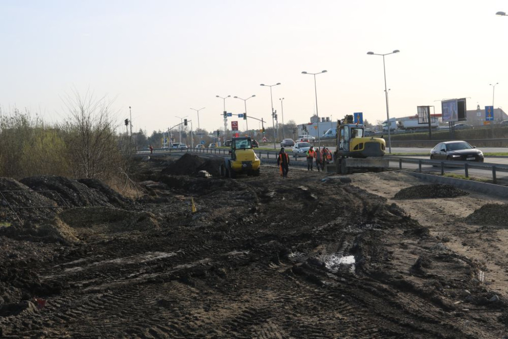 Budują chodnik i ścieżkę rowerową. Uwaga na utrudnienia