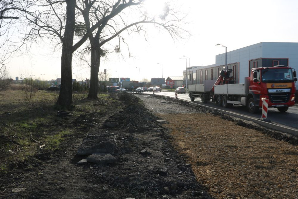 Budują chodnik i ścieżkę rowerową. Uwaga na utrudnienia