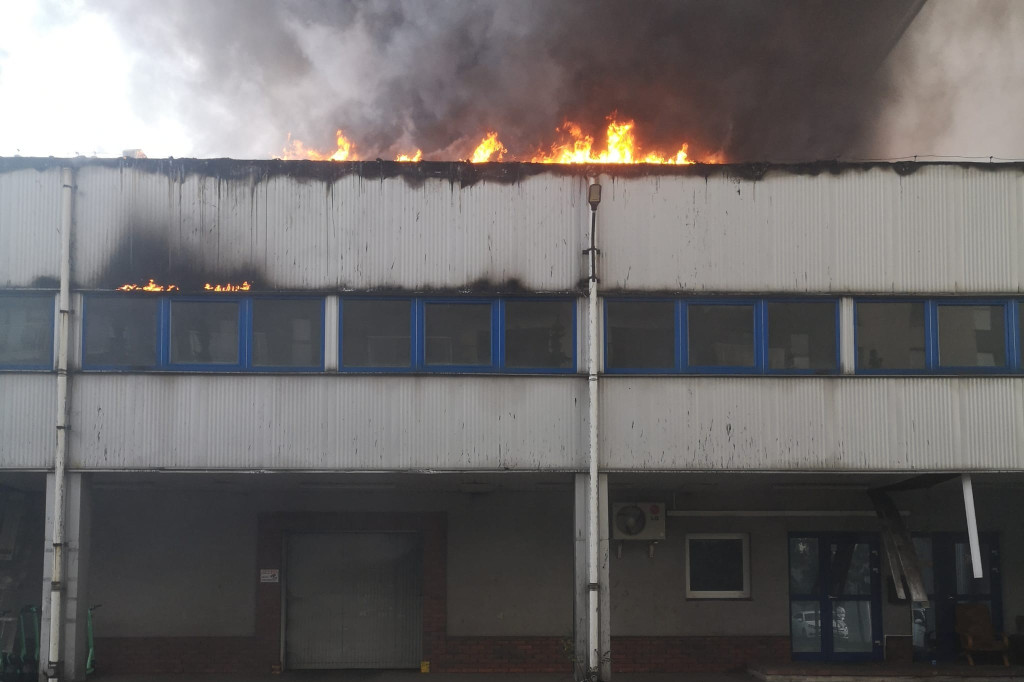 Pożar hali magazynowej z hulajnogami elektrycznymi