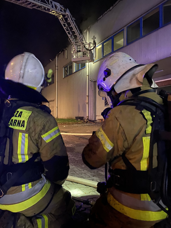 Pożar hali magazynowej z hulajnogami elektrycznymi