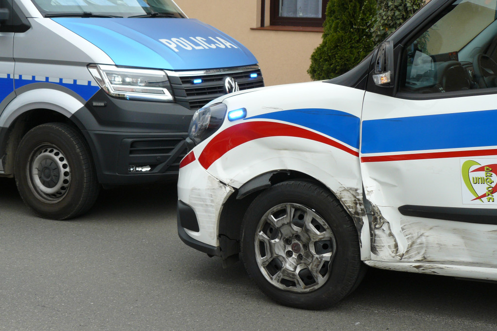 Tarnowskie Góry. Jeepem w ambulans. Kierował 20-latek