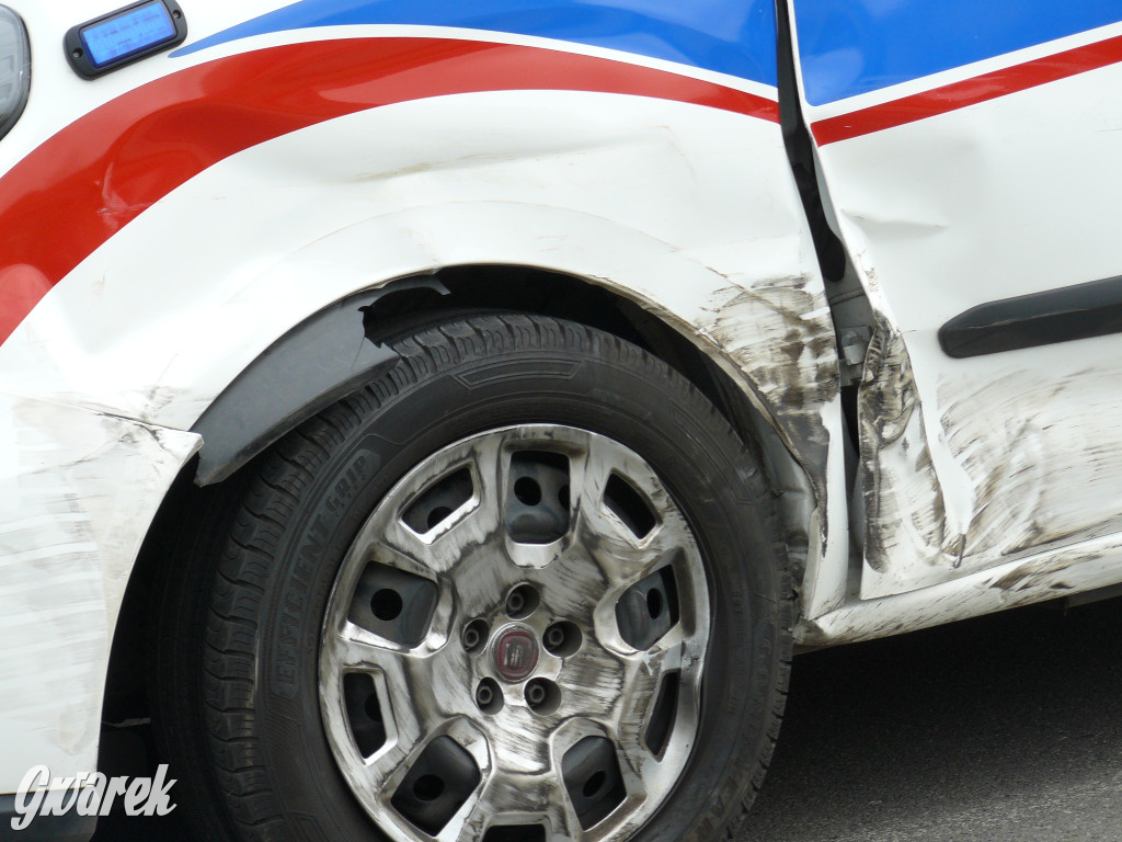 Tarnowskie Góry. Jeepem w ambulans. Kierował 20-latek