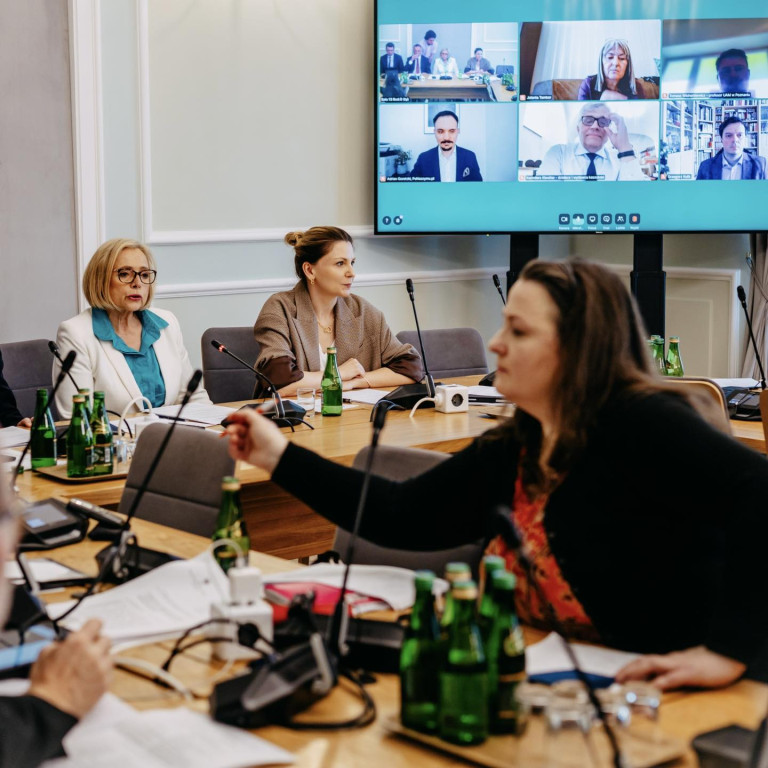 Śląski językiem regionalny. 8 głosów za, 2 przeciw