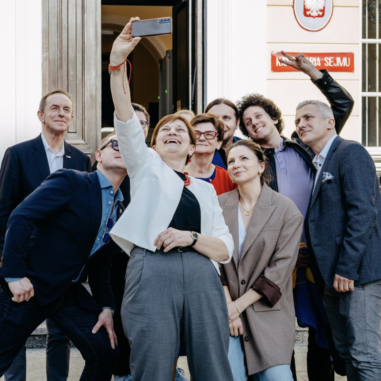 Śląski językiem regionalny. 8 głosów za, 2 przeciw