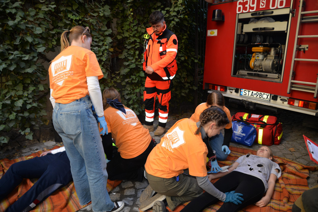 Pożar w pubie, ranni młody strażak i dziewczynka