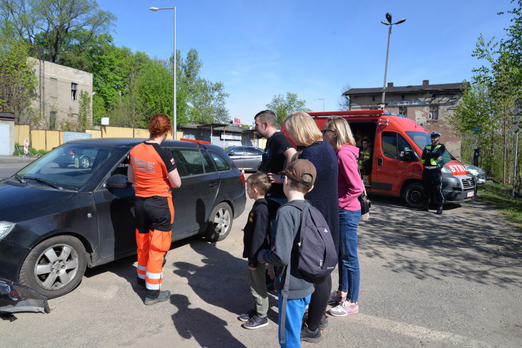 Pożar w pubie, ranni młody strażak i dziewczynka