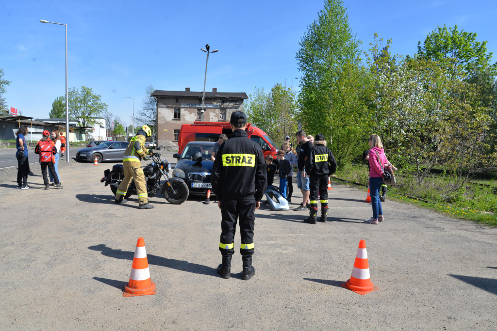 Pożar w pubie, ranni młody strażak i dziewczynka