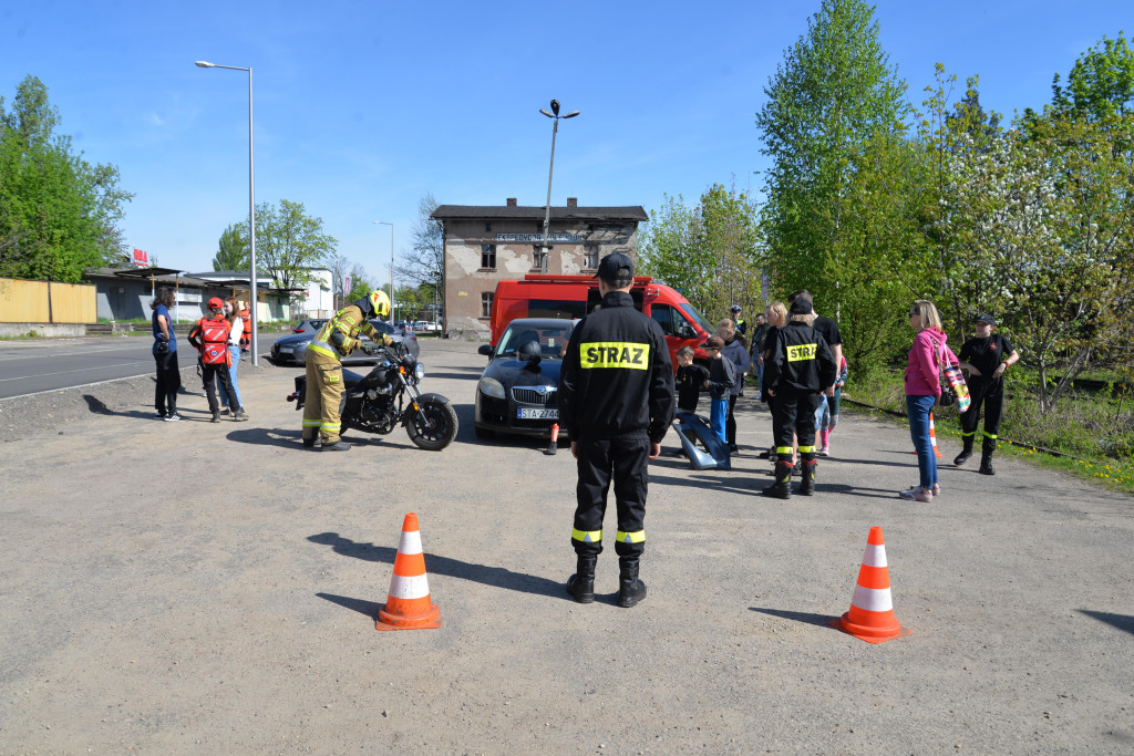 Pożar w pubie, ranni młody strażak i dziewczynka