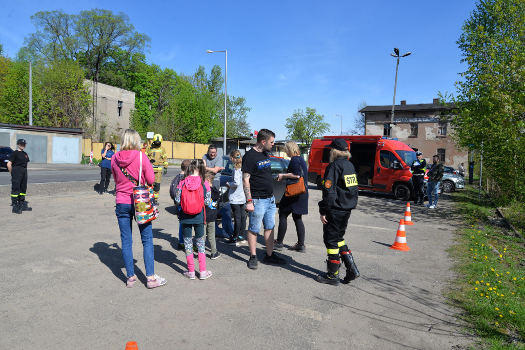 Pożar w pubie, ranni młody strażak i dziewczynka