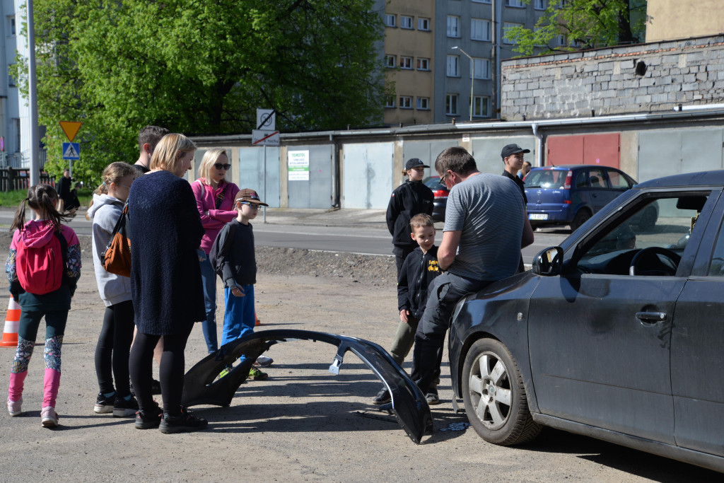 Pożar w pubie, ranni młody strażak i dziewczynka