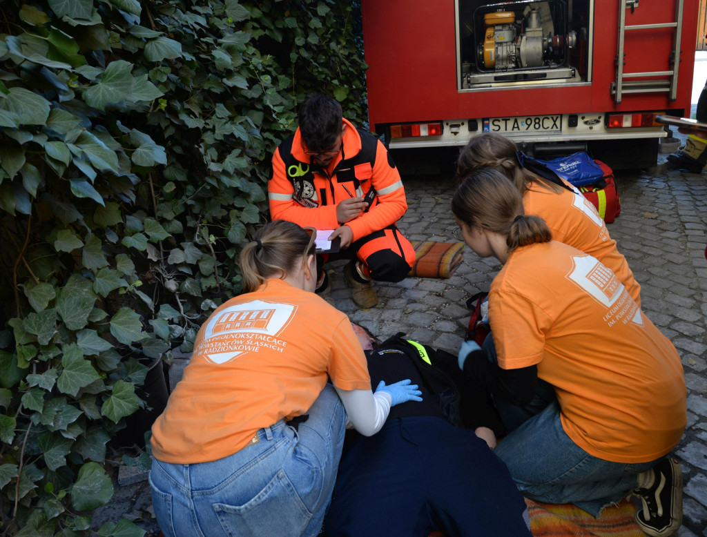 Pożar w pubie, ranni młody strażak i dziewczynka