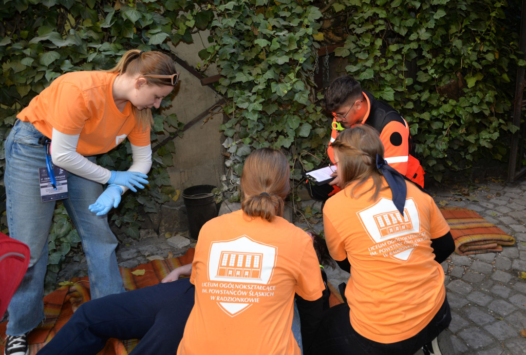 Pożar w pubie, ranni młody strażak i dziewczynka