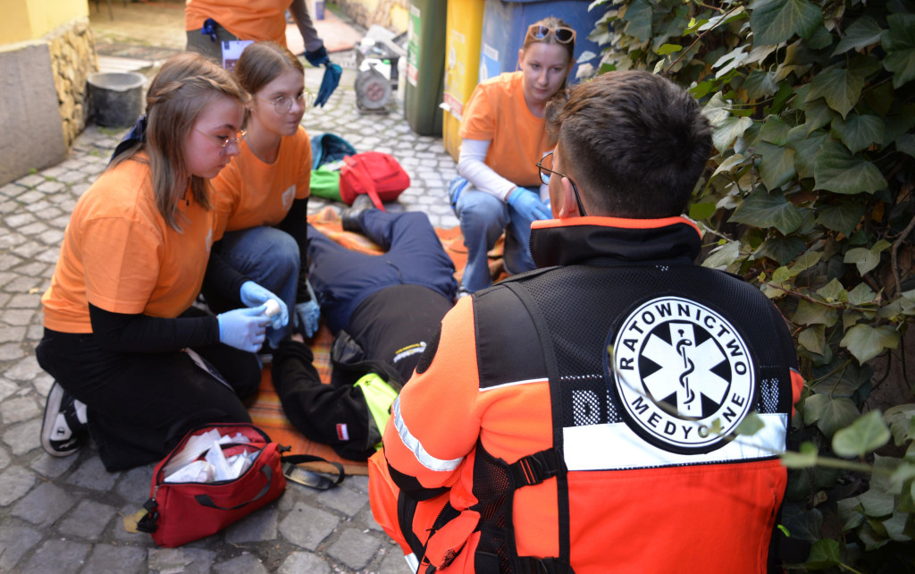 Pożar w pubie, ranni młody strażak i dziewczynka