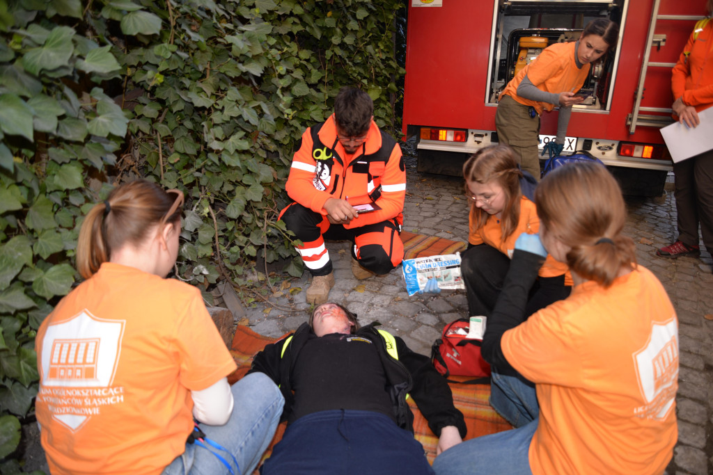 Pożar w pubie, ranni młody strażak i dziewczynka