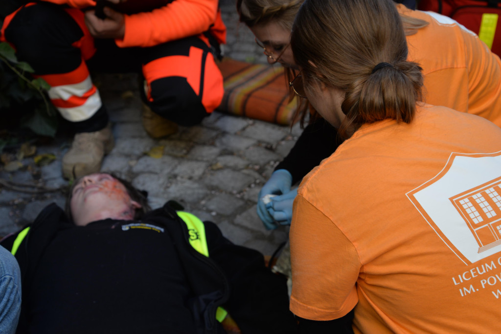 Pożar w pubie, ranni młody strażak i dziewczynka