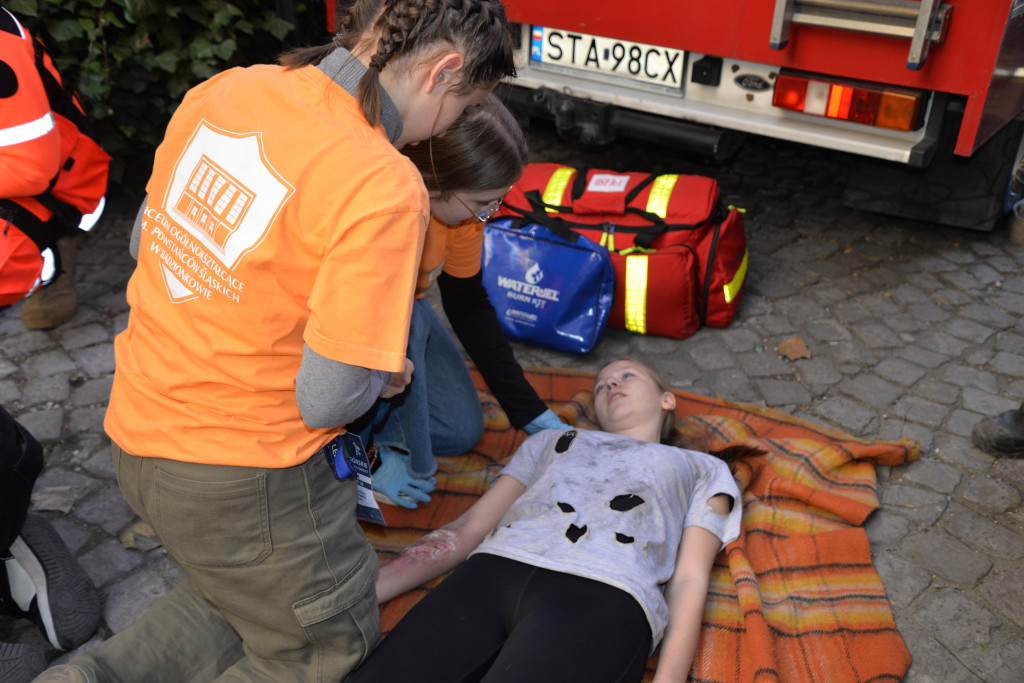 Pożar w pubie, ranni młody strażak i dziewczynka