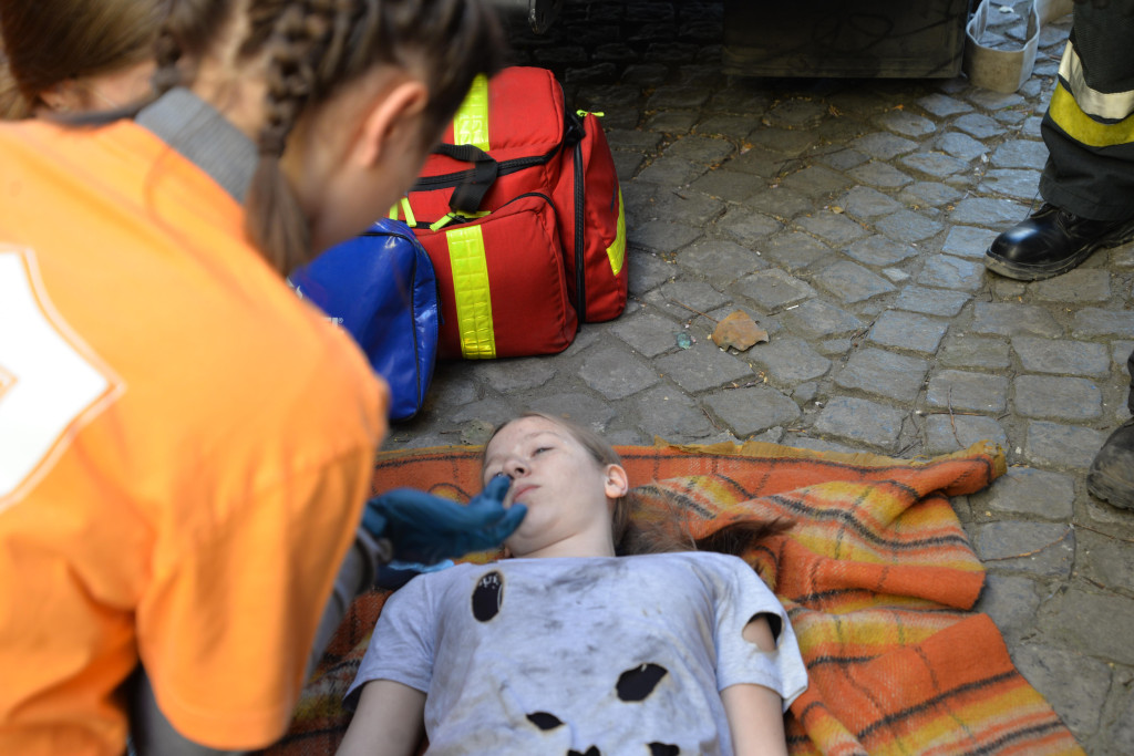 Pożar w pubie, ranni młody strażak i dziewczynka