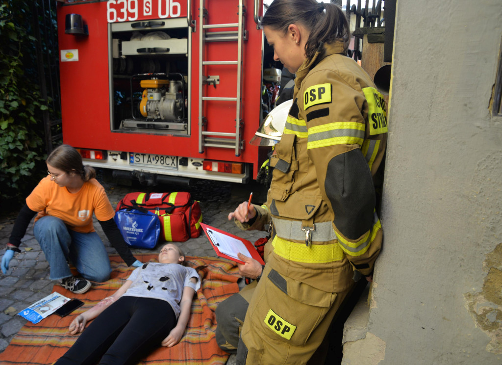 Pożar w pubie, ranni młody strażak i dziewczynka