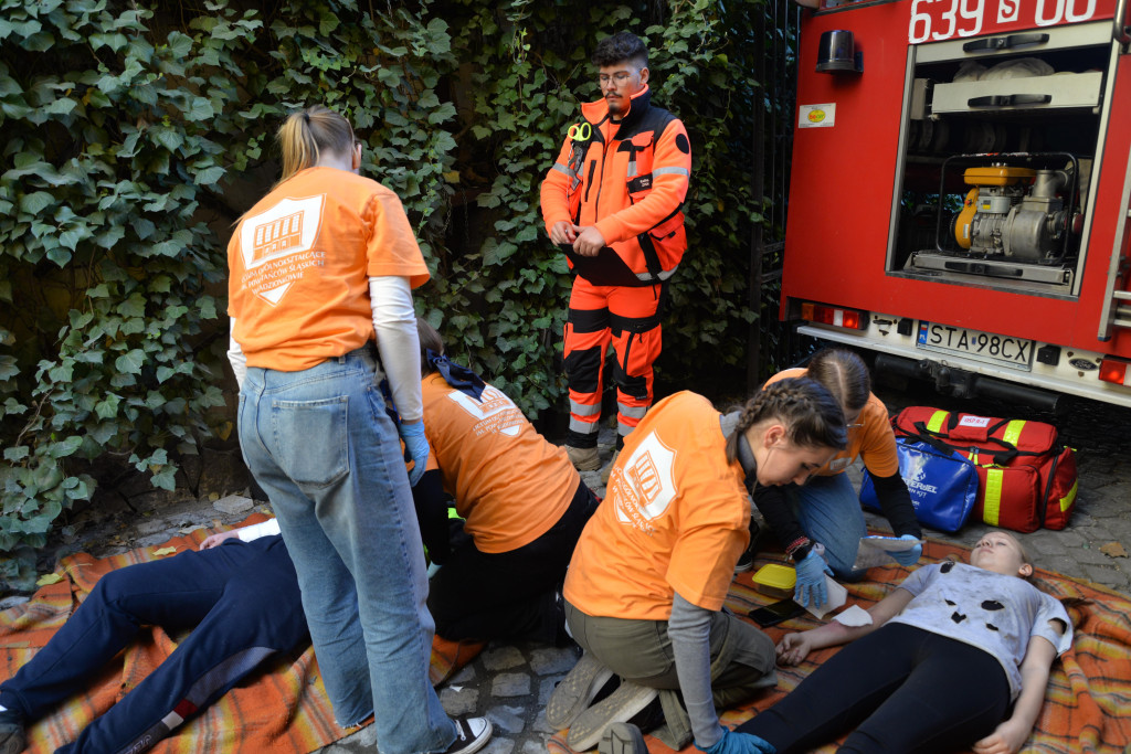 Pożar w pubie, ranni młody strażak i dziewczynka