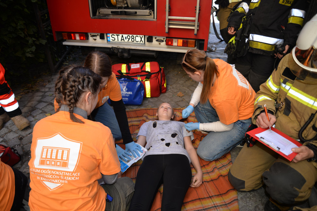 Pożar w pubie, ranni młody strażak i dziewczynka