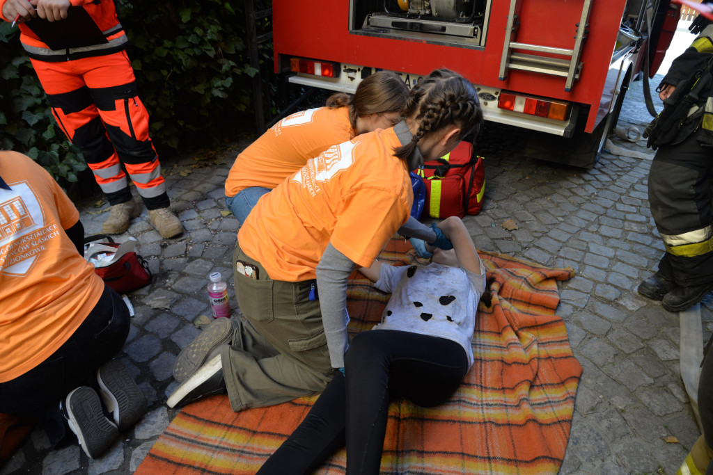 Pożar w pubie, ranni młody strażak i dziewczynka