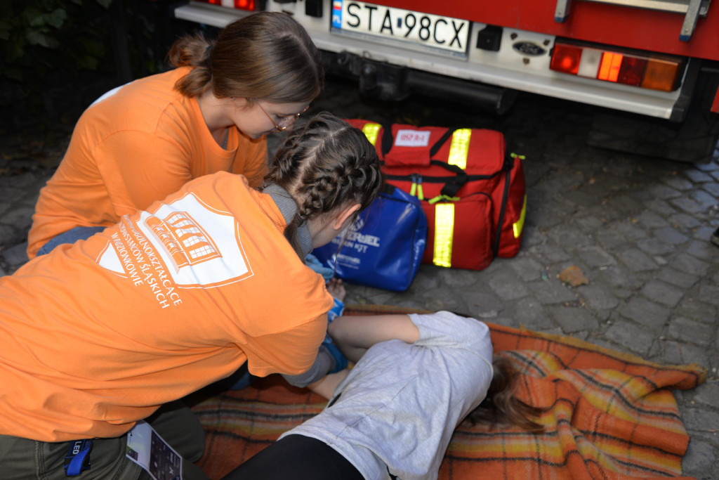 Pożar w pubie, ranni młody strażak i dziewczynka
