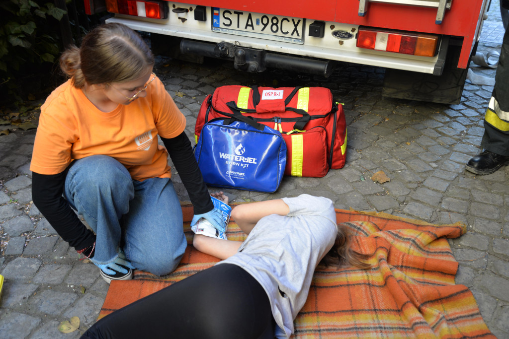 Pożar w pubie, ranni młody strażak i dziewczynka