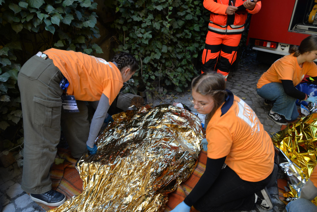 Pożar w pubie, ranni młody strażak i dziewczynka