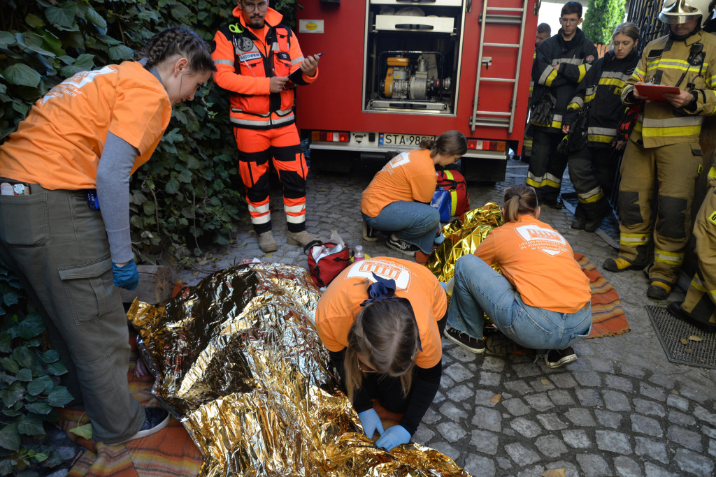 Pożar w pubie, ranni młody strażak i dziewczynka