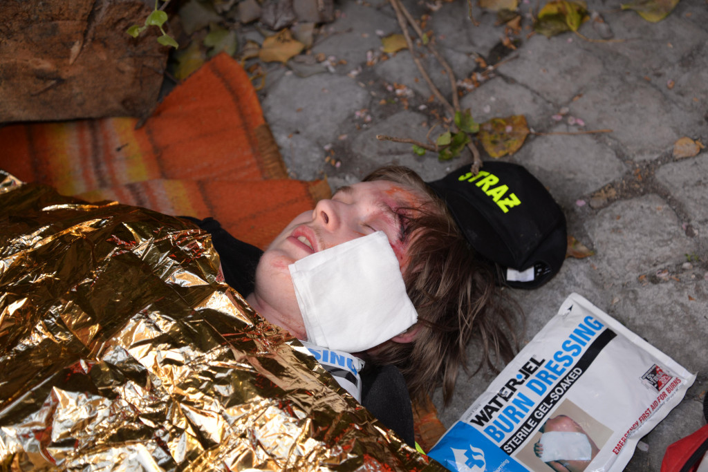 Pożar w pubie, ranni młody strażak i dziewczynka