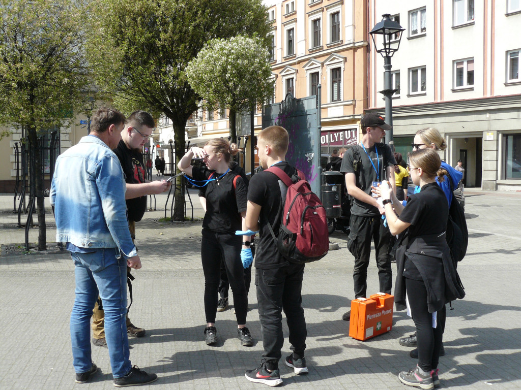 Pożar w pubie, ranni młody strażak i dziewczynka