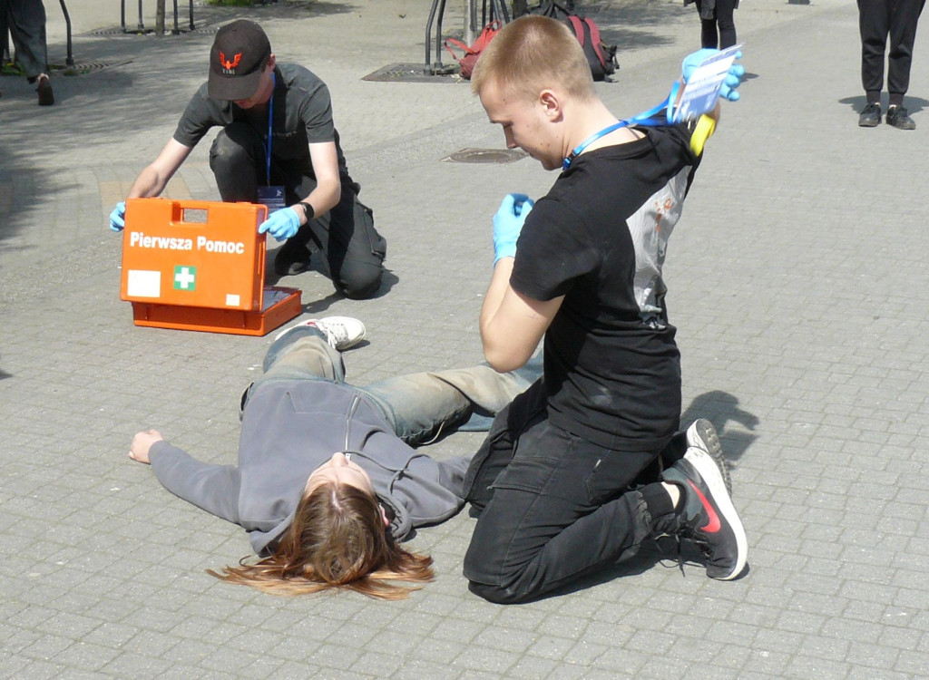 Pożar w pubie, ranni młody strażak i dziewczynka