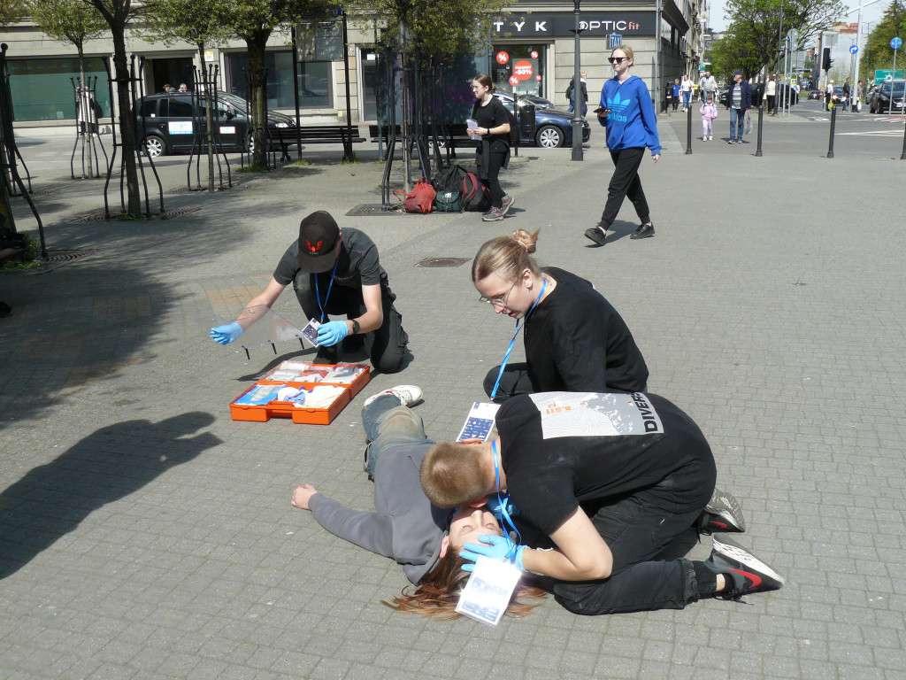 Pożar w pubie, ranni młody strażak i dziewczynka