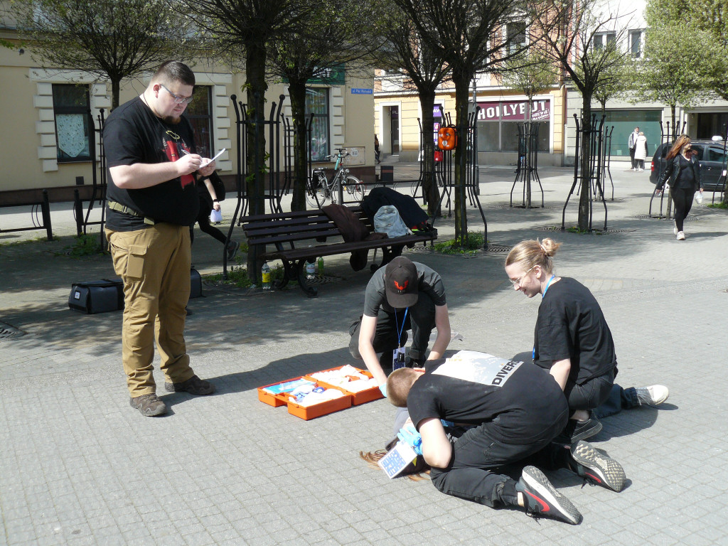 Pożar w pubie, ranni młody strażak i dziewczynka