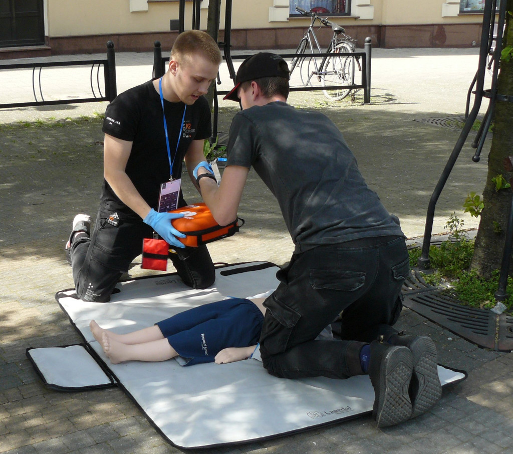 Pożar w pubie, ranni młody strażak i dziewczynka