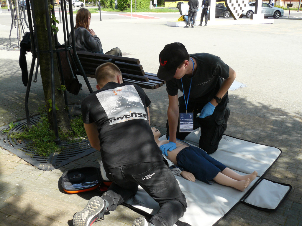 Pożar w pubie, ranni młody strażak i dziewczynka