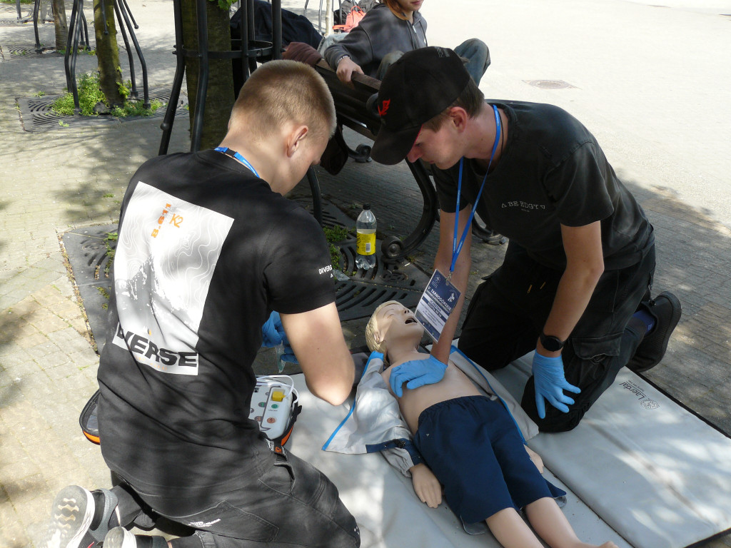 Pożar w pubie, ranni młody strażak i dziewczynka